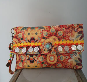 clutch-rouge-médaillon-bleu